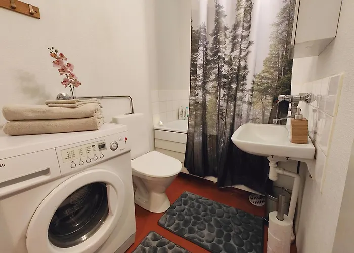 Spacious With Balcony And Free Wifi Апартаменты *